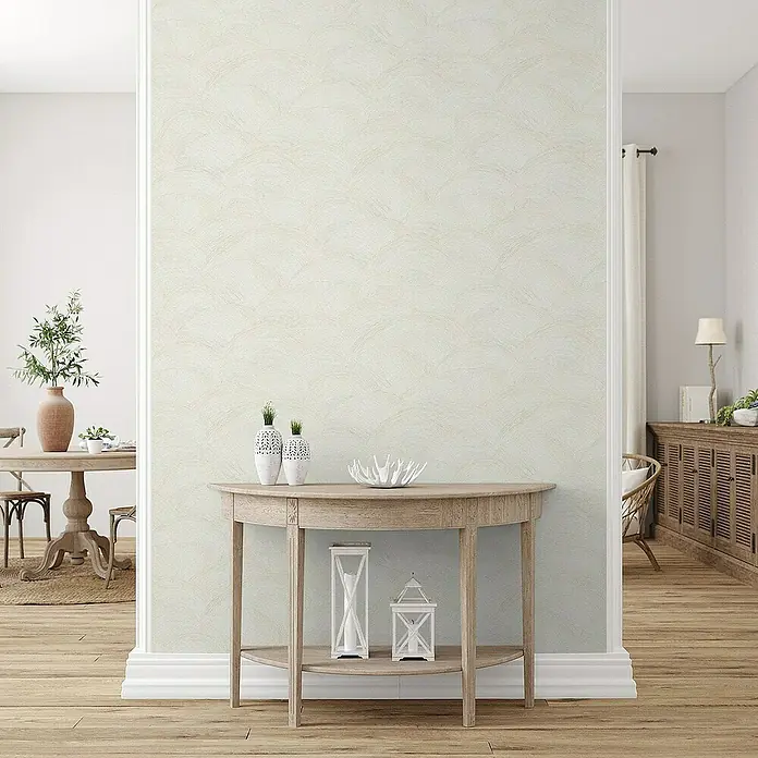 Tadessi Vliestapete M1-No.4337 - Creme, Sonstiges, 10,05 x 0,53 m - Hellbeige texturierte Tapete mit subtilem Wellenmuster an einer Wand im Hauseingang, die ein neutrales Dekor ergänzt.