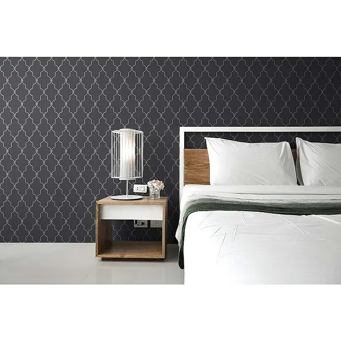 Tadessi Vliestapete M1-No.213 - Schwarz, Ornament, 10,05 x 0,53 m - Dunkelgraue Tapete mit hellem geometrischem Muster in einem modernen Schlafzimmer.