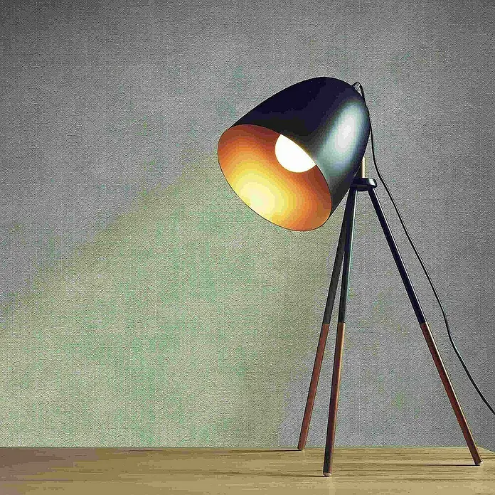 Tadessi Vliestapete M1-No.4054 - Grün, Uni, 10,05 x 0,53 m - Schwarze Metall-Tischleuchte mit goldenem Inneren und Holzstativ, wirft warmes Licht aus.