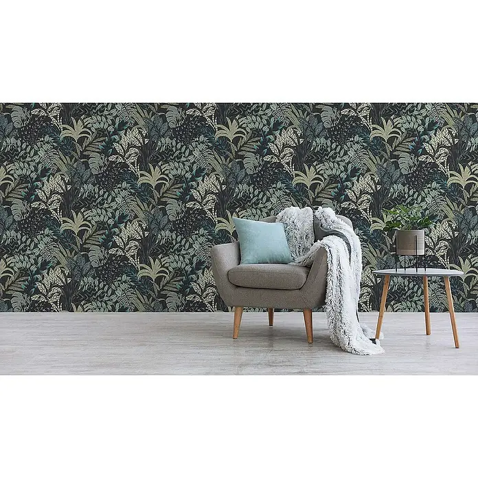 Tadessi Vliestapete M1-No.609 - Schwarz, Floral, 10,05 x 0,53 m - Dunkle botanische Tapete mit grünen und hellen Tönen, in einem Raum mit Sessel und Beistelltisch.
