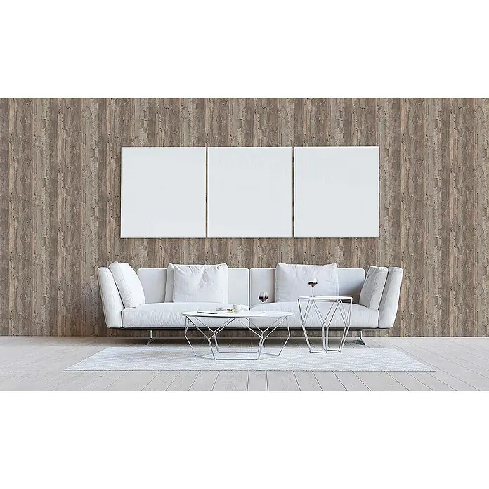 Tadessi Vliestapete M1-No.904 - Beige, Holzoptik, 10,05 x 0,53 m - Rustikale Holzverkleidung in Braun- und Grautönen an einer Wohnzimmerwand, als warme, strukturierte Kulisse für weiße Möbel.