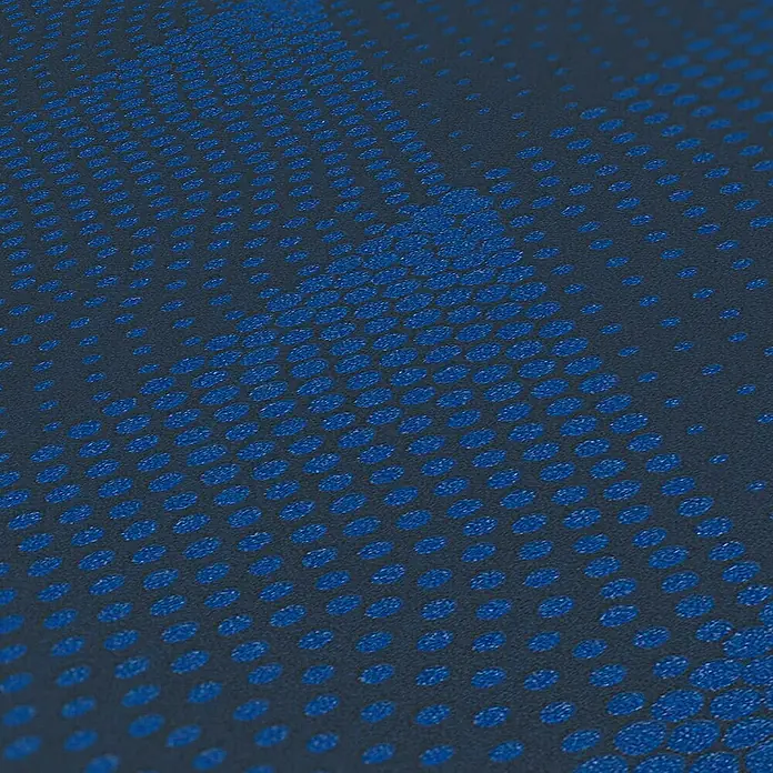 Tadessi Vliestapete M1-No.406 - Schwarz, Grafisch, 10,05 x 0,53 m - Dunkelblaue Oberfläche mit einem texturierten Halbtonmuster aus hellblauen Punkten.