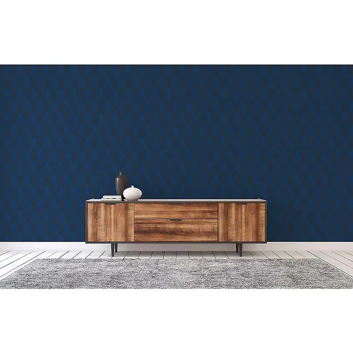 Tadessi Vliestapete M1-No.406 - Schwarz, Grafisch, 10,05 x 0,53 m - Modernes Sideboard aus Holz mit zwei Schubladen und Türen, dekoriert mit Vasen, vor einer blauen gemusterten Wand.