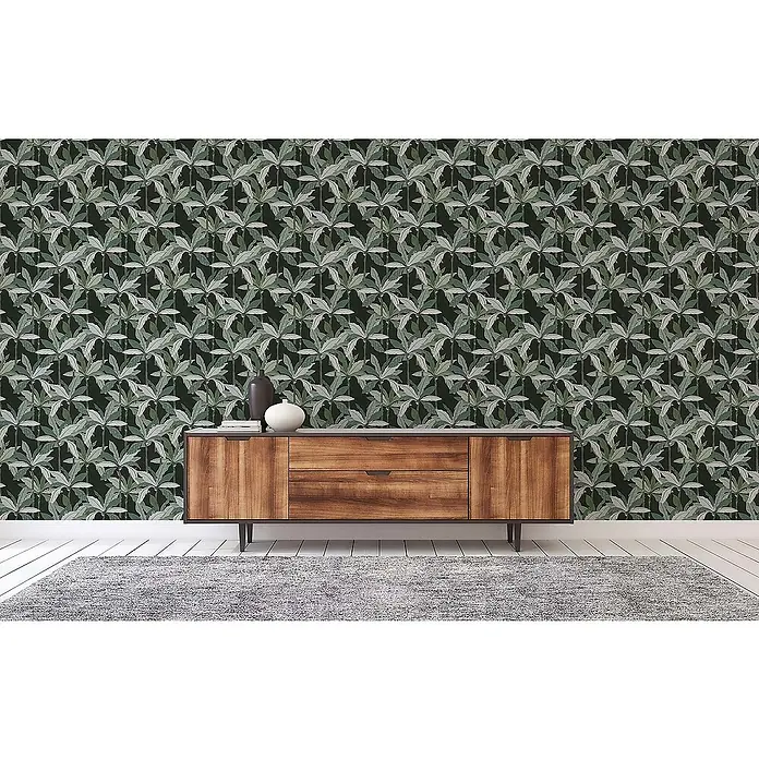 Tadessi Vliestapete M1-No.1463 - Schwarz, Floral, 10,05 x 0,53 m - Ein Holzsideboard mit zwei Schubladen und zwei Türen, dekoriert mit Vasen, vor einer dunklen botanischen Tapete.