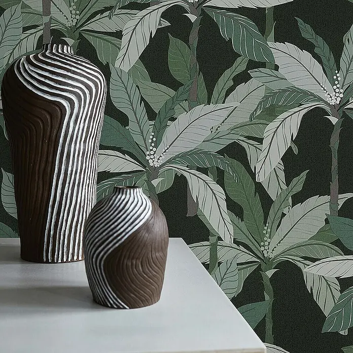 Tadessi Vliestapete M1-No.1463 - Schwarz, Floral, 10,05 x 0,53 m - Zwei braune Keramikvasen mit weißen gewellten Reliefmustern, auf einer hellen Oberfläche ausgestellt.