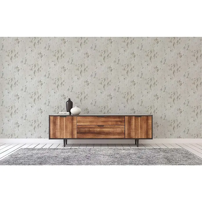 Tadessi Vliestapete M1-No.649 - Grau, Steinoptik, 10,05 x 0,53 m - Holz-Sideboard mit Vasen darauf, in einem Wohnzimmer gezeigt.