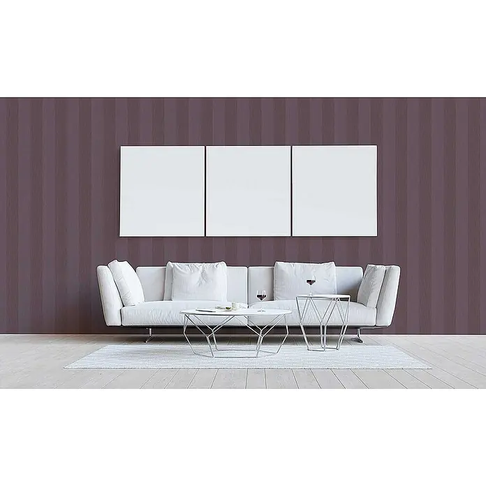 Tadessi Vliestapete M1-No.3801 - Violett, Streifen, 10,05 x 0,53 m - Modernes Wohnzimmer mit lila gestreifter Tapete, weißem Sofa und drei leeren Leinwänden.