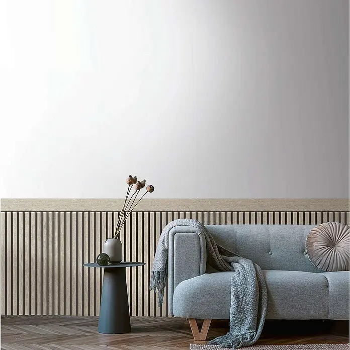 Tadessi Vliestapete 0 - Grau, Streifen, 5 x 1,06 m - Hellgraues Sofa mit einer gemütlichen Decke und rundem Kissen in einem modernen Wohnzimmer.