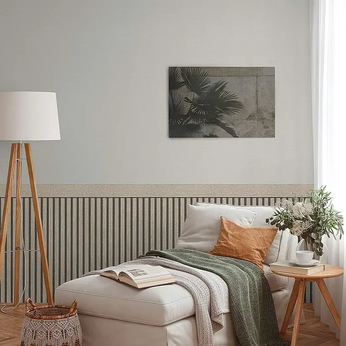 Tadessi Vliestapete 0 - Grau, Streifen, 5 x 1,06 m - Vertikale Holzlamellen-Wandverkleidung mit heller Holzleiste in einem gemütlichen Wohnzimmer.