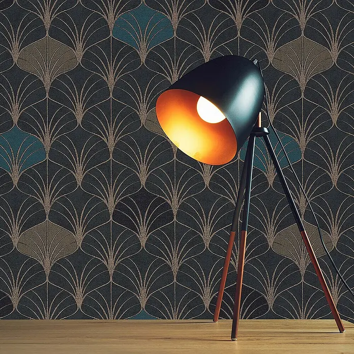 Tadessi Vliestapete M1-No.458 - Schwarz, Sonstiges, 10,05 x 0,53 m - Dunkle Art-déco-Fächertapete in Gold, Blau und Braun, beleuchtet von einer schwarzen Tripod-Stehlampe mit leuchtender Glühbirne.