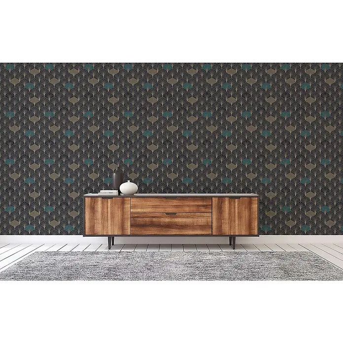 Tadessi Vliestapete M1-No.458 - Schwarz, Sonstiges, 10,05 x 0,53 m - Dunkle Tapete mit goldenem, türkisem und braunem Art-Déco-Fächermuster an einer Wand über einem Holzbeistelltisch.