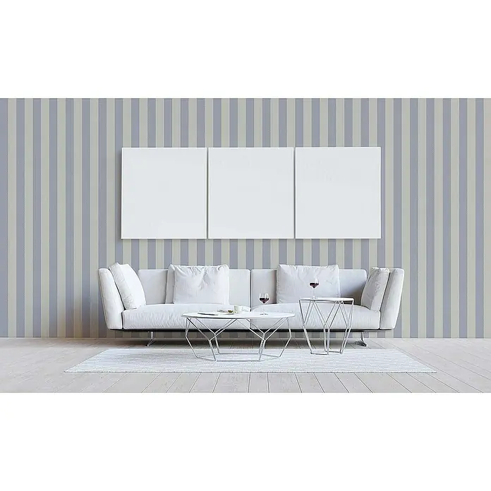 Tadessi Vliestapete M1-No.595 - Weiß, Streifen, 10,05 x 0,53 m - Vertikal gestreifte Tapete in Hellblau-Grau und Beige in einem modernen Wohnzimmer mit weißem Sofa.