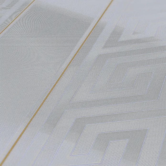 Tadessi Vliestapete M1-No.879 - Silber, Streifen, 10,05 x 0,7 m - Strukturierte hellgraue Oberfläche mit feinen diagonalen Linien, die ein geometrisches Zickzackmuster bilden, akzentuiert durch zwei goldene Streifen.