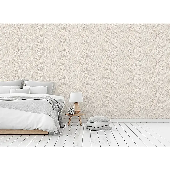Tadessi Vliestapete M1-No.1712 - Creme, Streifen, 10,05 x 0,53 m - Dezente beige Tapete mit dünnen, sich kreuzenden rötlich-braunen Linien an einer Schlafzimmerwand hinter einem Bett.