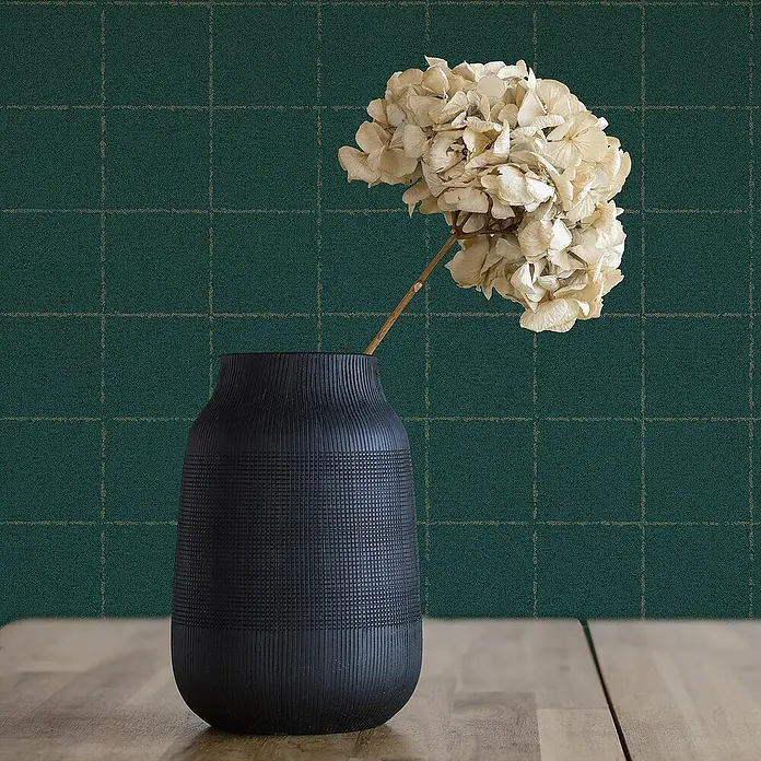 Tadessi Vliestapete M1-No.3160 - Grün, Fliesenoptik, 10,05 x 0,53 m - Schwarze, texturierte Vase mit getrockneten Blumen auf einem Holztisch.