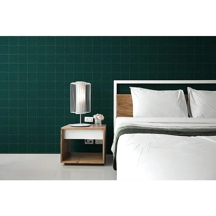 Tadessi Vliestapete M1-No.3160 - Grün, Fliesenoptik, 10,05 x 0,53 m - Dunkelgrüne Wandverkleidung mit dezentem Gittermuster wertet dieses moderne Schlafzimmer mit weißem Bett auf.