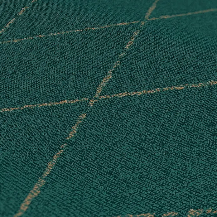 Tadessi Vliestapete M1-No.3160 - Grün, Fliesenoptik, 10,05 x 0,53 m - Dunkeltürkises strukturiertes Material mit hellbraunen geometrischen Linien, schräg im Detailansicht.