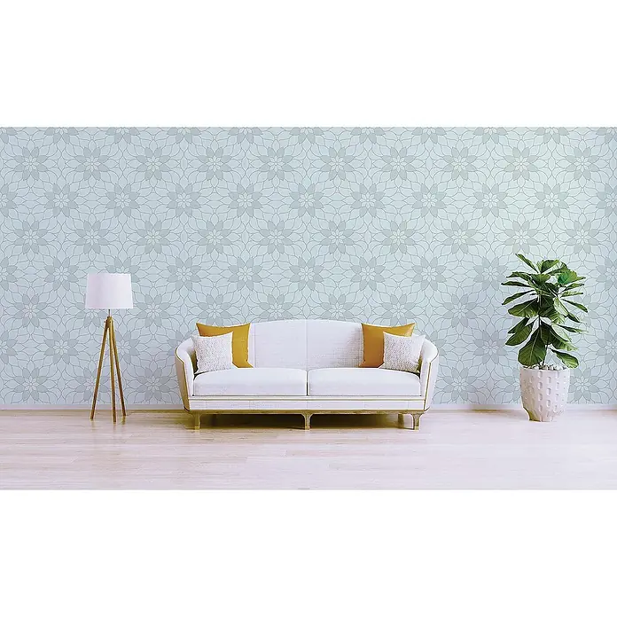Tadessi Vliestapete M1-No.1634 - Grün, Floral, 10,05 x 0,53 m - Hellblaue Tapete mit dezentem geometrisch-floralem Muster, die ein modernes Wohnzimmer verschönert.