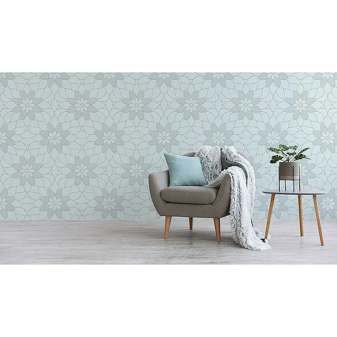 Tadessi Vliestapete M1-No.1634 - Grün, Floral, 10,05 x 0,53 m - Hellblaue Tapete mit einem sich wiederholenden hellgrauen floral-geometrischen Muster an einer Wohnzimmerwand.