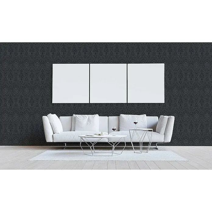 Tadessi Vliestapete M1-No.3857 - Schwarz, Streifen, 10,05 x 0,53 m - Dunkle gemusterte Tapete mit einem verzierten Design an einer Wohnzimmerwand hinter einem weißen Sofa.