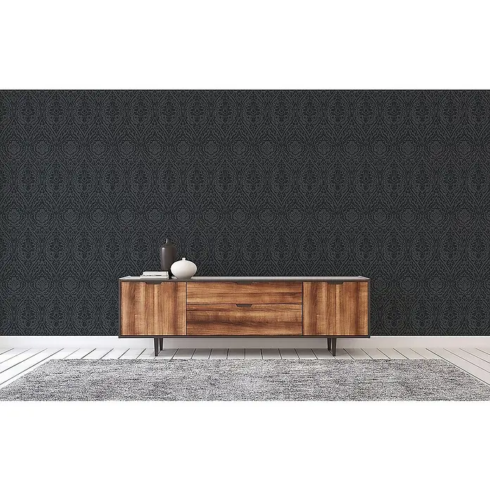Tadessi Vliestapete M1-No.3857 - Schwarz, Streifen, 10,05 x 0,53 m - Dunkelgraue Tapete mit einem aufwendigen Damastmuster, an einer Wand gezeigt.