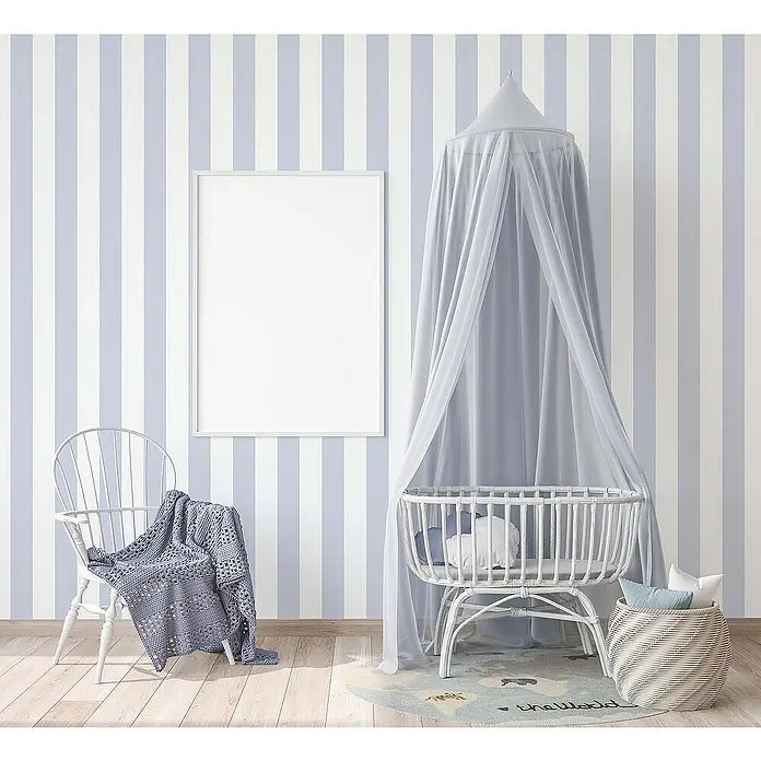 Tadessi Vliestapete M1-No.769 - Grau, Streifen, 10,05 x 0,53 m - Babyzimmer mit weißem Rattanbettchen, blauem Betthimmel, weißem Holzstuhl und Flechtkorb.