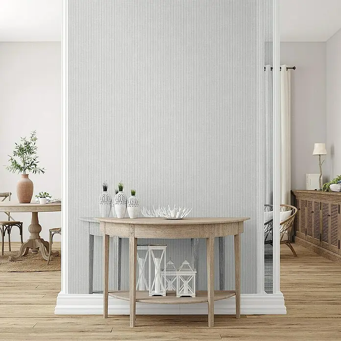 Tadessi Vliestapete M1-No.4309 - Creme, Streifen, 10,05 x 0,53 m - Hellgrauer Raumteiler mit feinen vertikalen Streifen, der Wohnbereiche trennt.