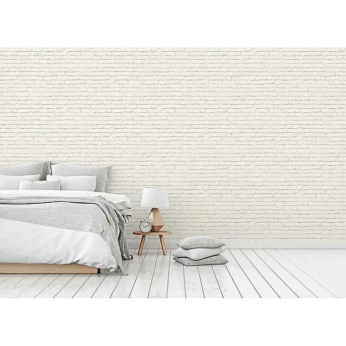 Tadessi Vliestapete M1-No.88 - Grau, Steinoptik, 10,05 x 0,53 m - Weiße Ziegelwand in einem modernen Schlafzimmer mit Bett und Nachttisch.