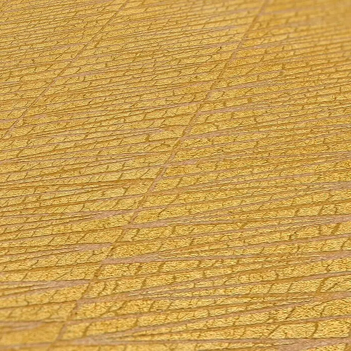 Tadessi Vliestapete M1-No.1708 - Gelb, Sonstiges, 10,05 x 0,53 m - Goldene strukturierte Oberfläche mit horizontalen und diagonalen Linien, die ein geometrisches, gewebtes Muster bilden.