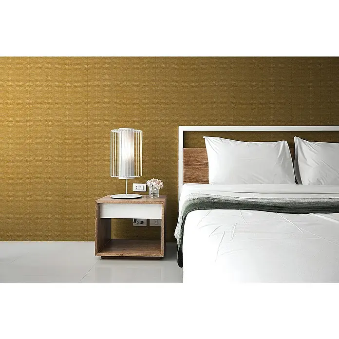 Tadessi Vliestapete M1-No.1708 - Gelb, Sonstiges, 10,05 x 0,53 m - Modernes Schlafzimmer mit einem Bett mit weißer Bettwäsche und Holzkopfteil, einem Holznachttisch und einer leuchtenden weißen Käfiglampe.