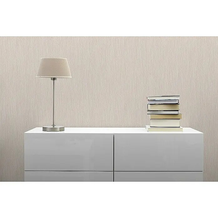 Tadessi Vliestapete M1-No.4175 - Rosa, Streifen, 10,05 x 0,53 m - Weißglänzende Kommode mit zwei Fächern, dekoriert mit Lampe und Büchern.