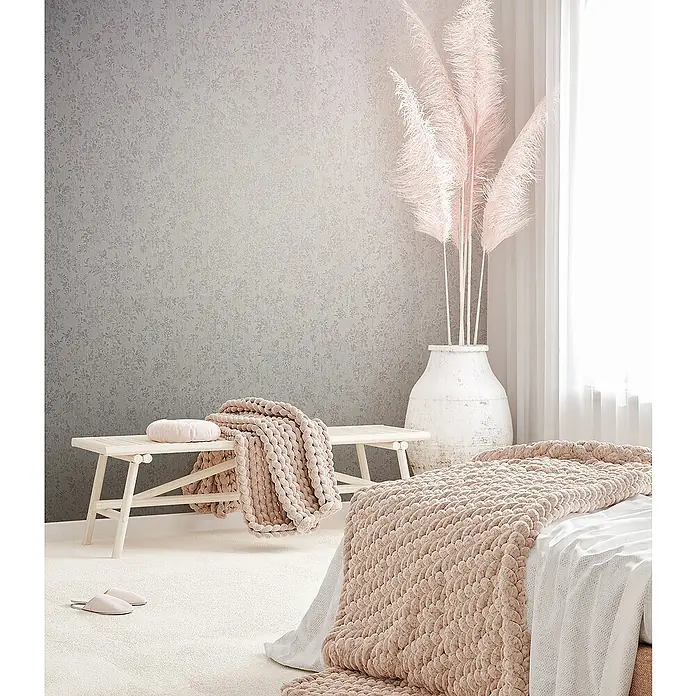 Livingwalls Vliestapete Grafisch, weiß-rosa -  - Gemütliches Schlafzimmer mit strukturierter grauer Blumentapete und flauschigen rosa Strickdecken.