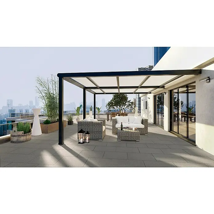 EHL Terrassenplatte Mantina - 60 x 60 x 4 cm, Grau, Beton - Moderne Terrassenüberdachung mit stilvollen Loungemöbeln und Blick auf die Stadt. Die Pergola bietet Schatten und Schutz auf der Dachterrasse.