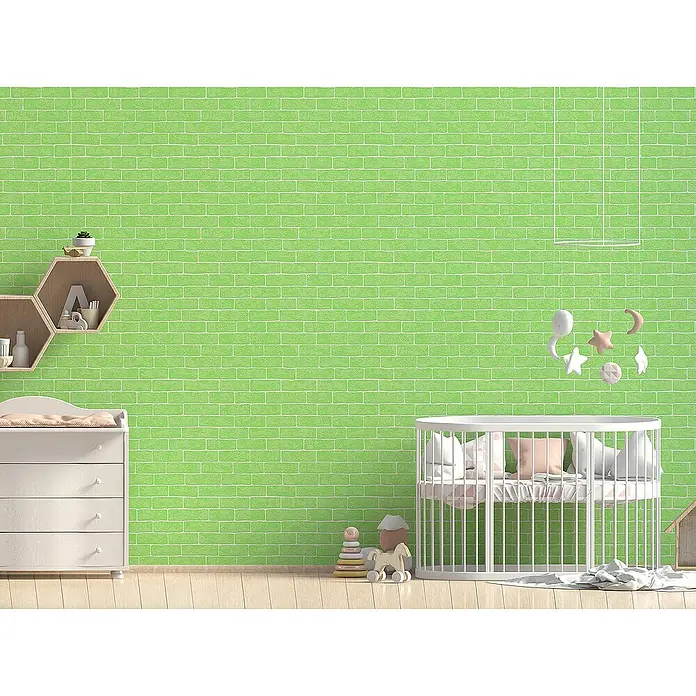 Tadessi Vliestapete M1-No.2619 - Weiß, Steinoptik, 10,05 x 0,53 m - Ein Babyzimmer mit einer strukturierten grünen Ziegelwand, weißem Kinderbett und Wickelkommode.