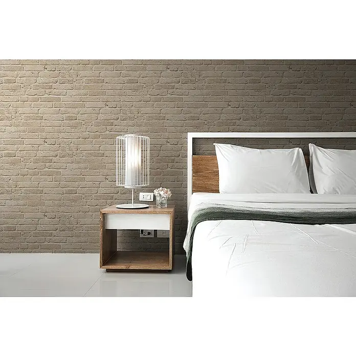 Tadessi Vliestapete M1-No.2593 - Beige, Steinoptik, 10,05 x 0,53 m - Modernes Schlafzimmer mit weißem Bett, Holzkopfteil und stilvoller Käfiglampe auf einem Holznachttisch vor einer Ziegelwand.