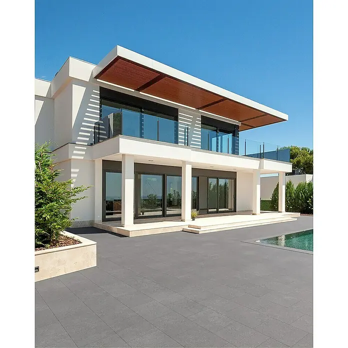 EHL Terrassenplatte Mantina - 60 x 40 x 4 cm, Anthrazit, Beton - Elegantes Haus mit grauer Terrasse. Die großzügigen Fenster und die Holzverkleidung unter dem Dach verleihen dem Haus einen modernen Look.