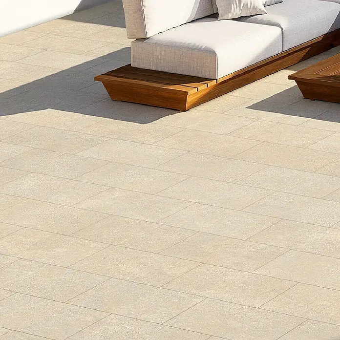 EHL Terrassenplatte Mantina - 60 x 40 x 4 cm, Greige, Beton - Hochauflösendes Bild von Terrassenfliesen in Beige, die sich ideal für den Außenbereich eignen und eine warme, einladende Atmosphäre schaffen.