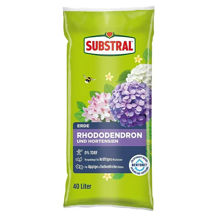 Substral Rhododendronerde - 40 l - Ein grüner Sack Substral Rhododendron- und Hortensienerde mit lila und rosa Blüten und einer Hummel darauf.