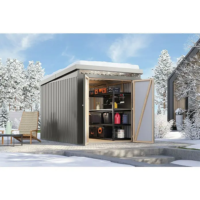 Karibu Gerätehaus Marder 2,5 - Außenmaß inkl. Dachüberstand (B x T): 215 x 298 cm, Stahl, Graualuminium - Dieses Bild zeigt ein modernes, graues Gerätehaus mit offenstehender Tür, das mit Regalen und Werkzeugen ausgestattet ist. Schnee liegt auf dem Dach.