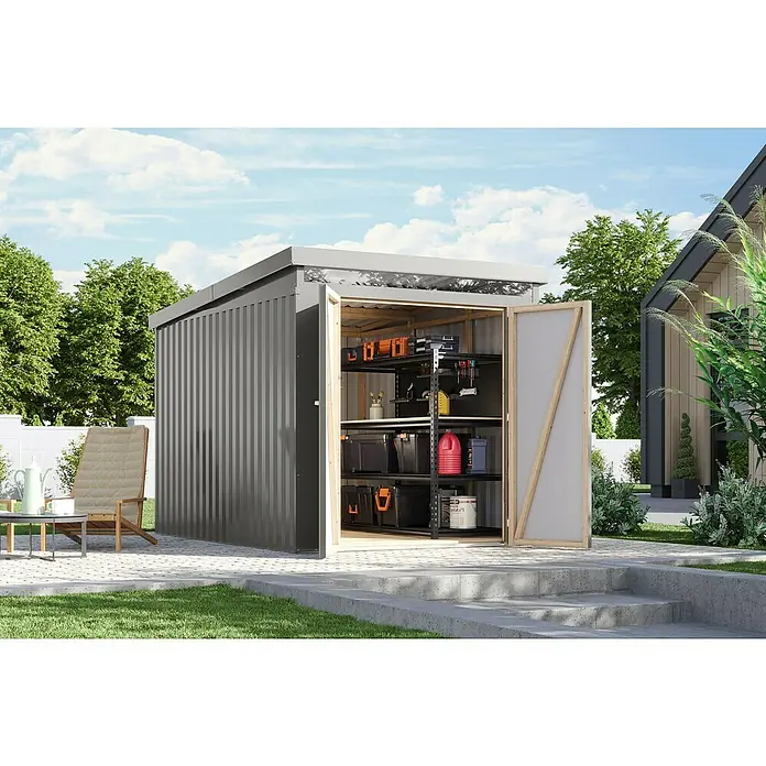 Karibu Gerätehaus Marder 2,5 - Außenmaß inkl. Dachüberstand (B x T): 215 x 298 cm, Stahl, Graualuminium - Eine geräumige, graue Gerätehütte mit Regalen, die Werkzeuge und Kisten beherbergt, steht im Garten. Die Tür ist geöffnet.