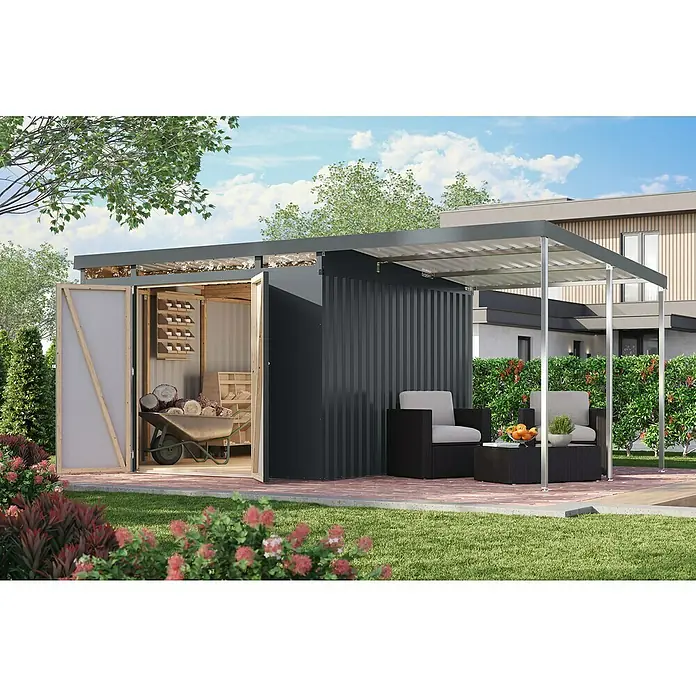 Karibu Gerätehaus Iridium 3,5 mit Anbaudach - Außenmaß inkl. Dachüberstand (B x T): 502,5 x 298 cm, Metall, Anthrazit - Das Bild zeigt ein Gartenschuppen mit offen stehender Tür, unter einem Unterstand stehen Gartenmöbel. Der Schuppen bietet Stauraum.