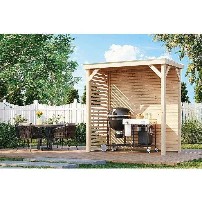 Karibu Gartenpavillon Toscana - 242 x 135,5 cm, Holz, Naturbelassen, Mit Rückwand & Lamellen-Seitenwand - Eine Außenaufnahme eines Weber-Grills mit Grillhütte, einem Tisch mit vier Stühlen und einem weißen Zaun im Hintergrund.