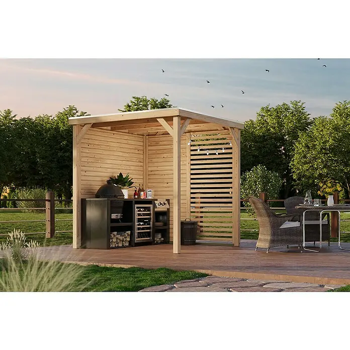 Karibu Gartenpavillon Toscana - 242 x 242 cm, Holz, Naturbelassen, Mit geschlossener Seitenwand, halben Lamellenwand & geschlossene Seitenwand - Einladende Outdoor-Küche mit Grillstation und gemütlicher Sitzecke unter einer Holzpergola. Perfekt für sommerliche Grillabende im Freien.