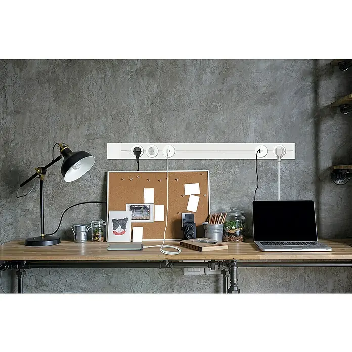 Schwaiger Steckdosenleiste Modulare Stromschiene - 100 cm, Weiß, IP20, Ohne Schalter - Ein moderner Arbeitsplatz mit einer praktischen, weißen Steckdosenleiste an einer grauen Wand, ideal für eine stilvolle und funktionale Büroeinrichtung.