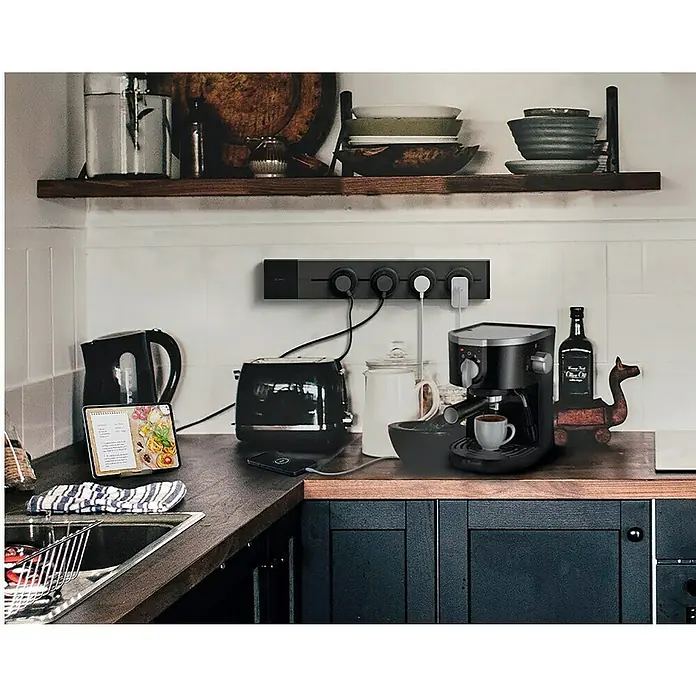 Schwaiger Steckdose Adapter - 6,2 cm, Schwarz - Produktfoto einer eleganten, schwarzen Steckdosenleiste an der Wand in einer modernen Küche, die Funktionalität und Design vereint.