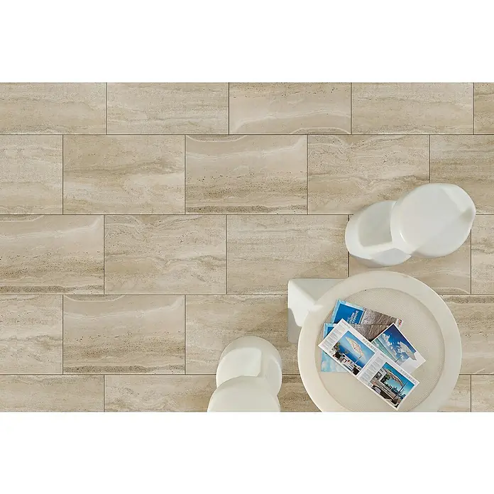 Terrassenfliese Duomo - 60 x 90 x 2 cm, Travertino, Matt - Ansicht von beigefarbenen rechteckigen Fliesen, die in einem linearen Muster angeordnet sind und einen stilvollen und robusten Bodenbelag bieten.