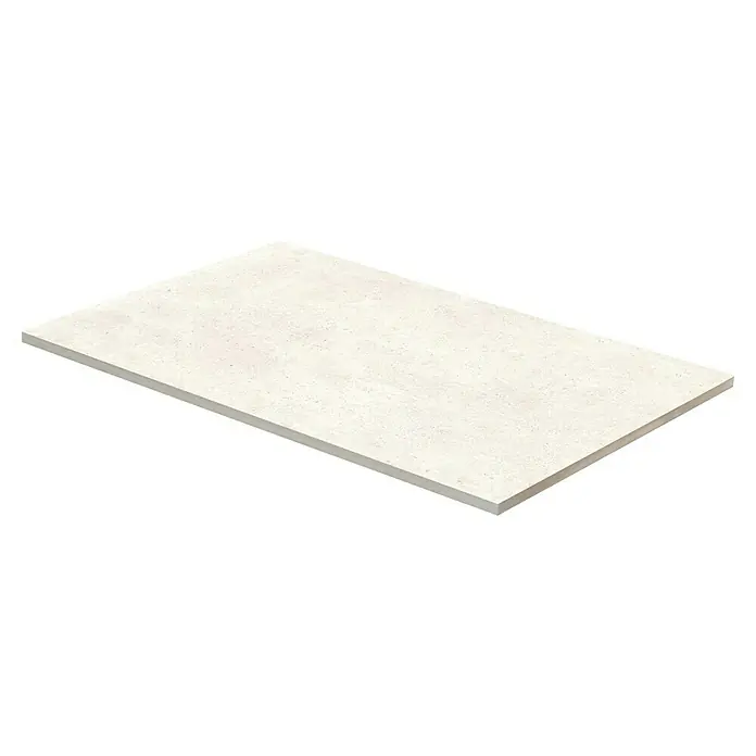 Terrassenfliese Duomo - 60 x 90 x 2 cm, Perla, Matt - Eine einzelne helle Fliese mit einer subtilen Textur liegt auf einer schwarzen Oberfläche und präsentiert ihre Oberfläche und Dicke.