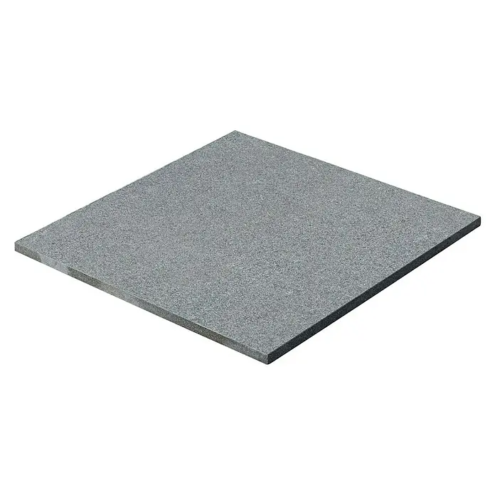 Terrassenfliese Fortezza - 60 x 60 x 2 cm, Diorit, Matt - Nahaufnahme einer quadratischen, grauen Granitfliese mit gesprenkelter Textur auf schwarzem Hintergrund, ideal für Boden- oder Wandbeläge.