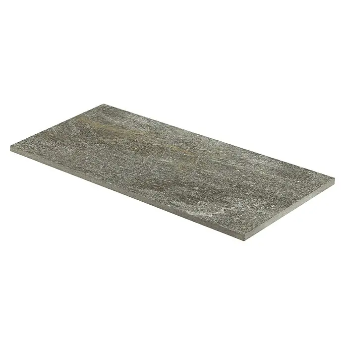 Terrassenfliese Torre - 40 x 80 x 2 cm, Luserna Mista, Matt - Das Bild zeigt eine einzelne, längliche Steinfliese mit einer gesprenkelten Textur in Grau- und Beigetönen, ideal für stilvolle Boden- oder Wandgestaltung.