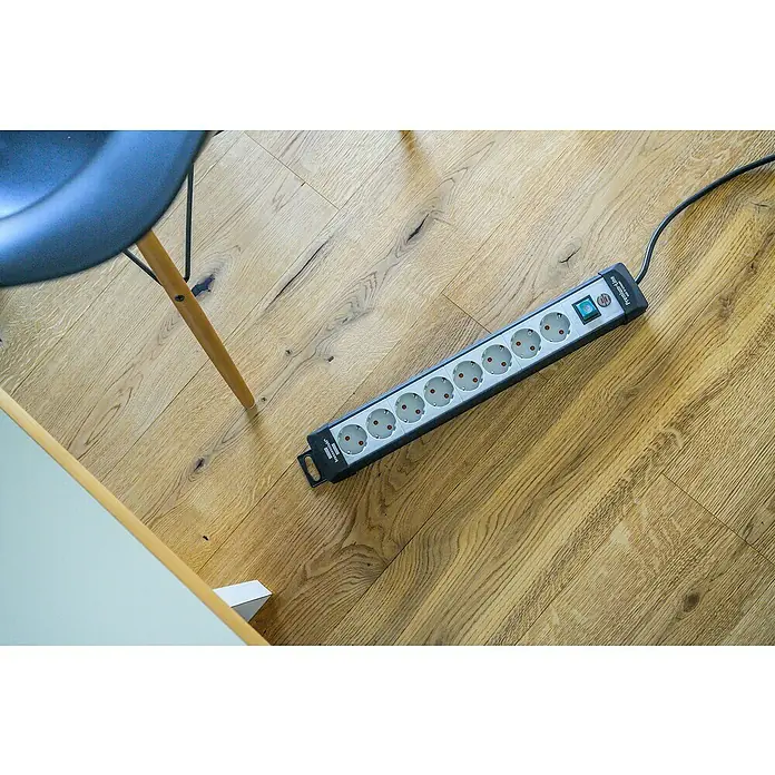 Brennenstuhl Steckdosenleiste Premium Line Plus - 8-fach, Schwarz/Grau, Kabellänge: 5 m, Mit Schalter - Mehrfachsteckdose mit acht Steckplätzen und einem Schalter auf einem Holzboden, ideal für den Einsatz zu Hause oder im Büro, bietet zusätzlichen Komfort.